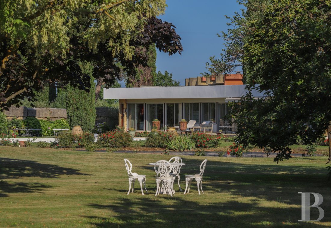 Proche de Nîmes et au cœur d’un domaine arboricole une villa conçue et réalisée par un architecte moderniste  - photo  n°12
